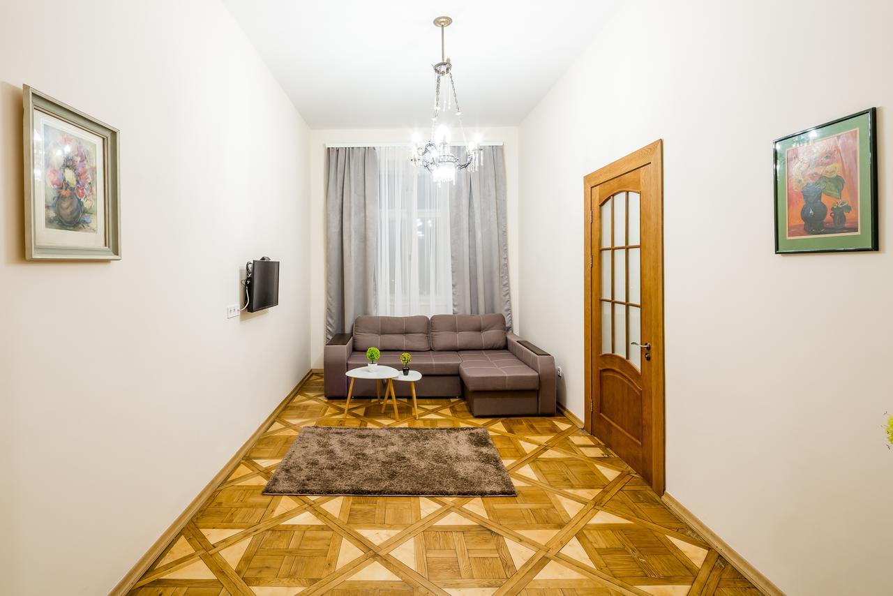 Three-Room Apartment Lviv Ngoại thất bức ảnh